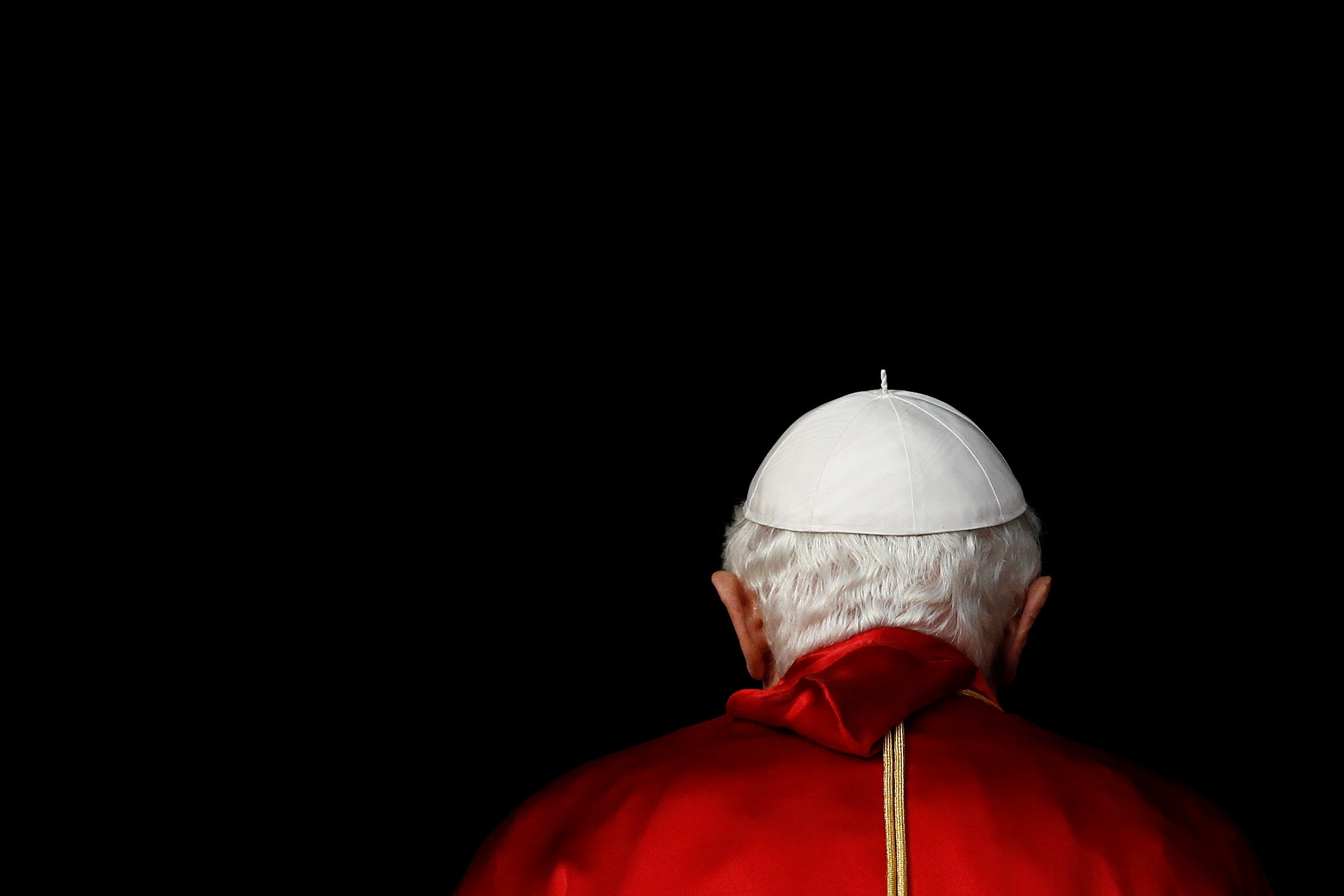 El Papa Benedicto XVI entra en un edificio durante su visita al Palacio de Lambeth en Londres, Gran Bretaña, el 17 de septiembre de 2010.
