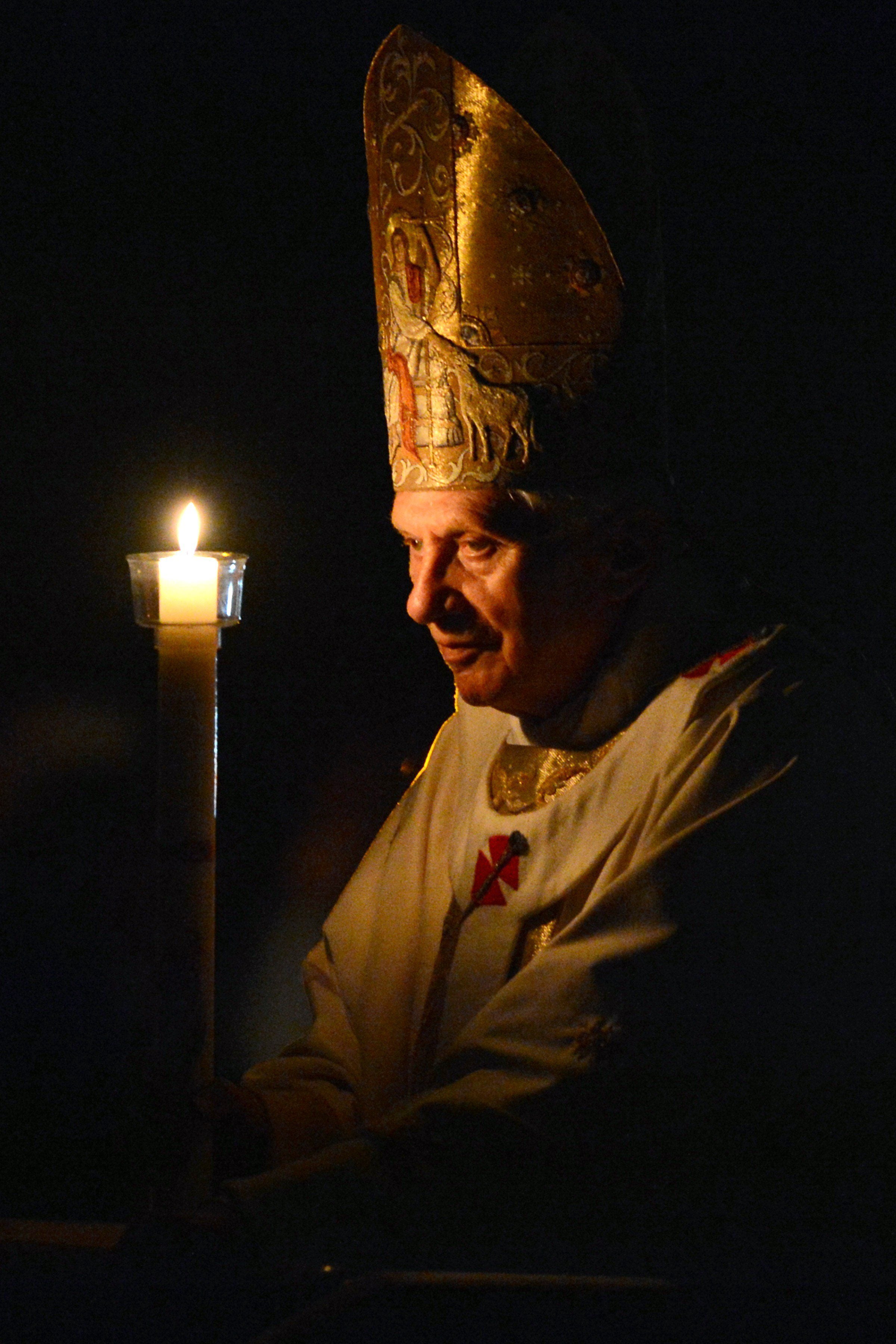 El Papa Benedicto XVI llega a la Vigilia Pascual el Sábado Santo el 7 de abril de 2012 en la basílica de San Pedro en el Vaticano.