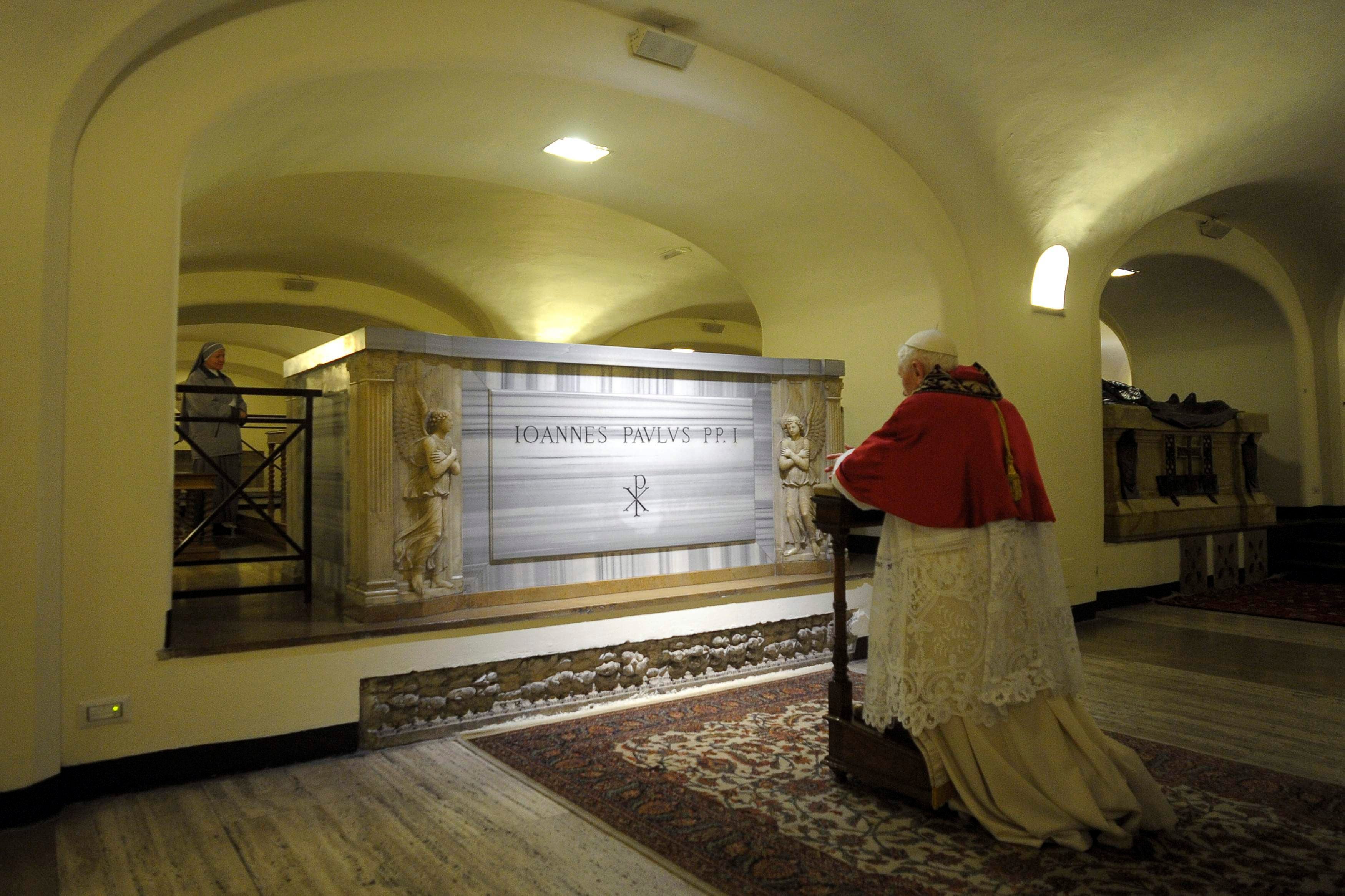 El Papa Benedicto XVI reza frente a las tumbas de los últimos Papas para las oraciones tradicionales del Día de los Muertos en las Grutas del Vaticano en el Vaticano, 2 de noviembre de 2012.