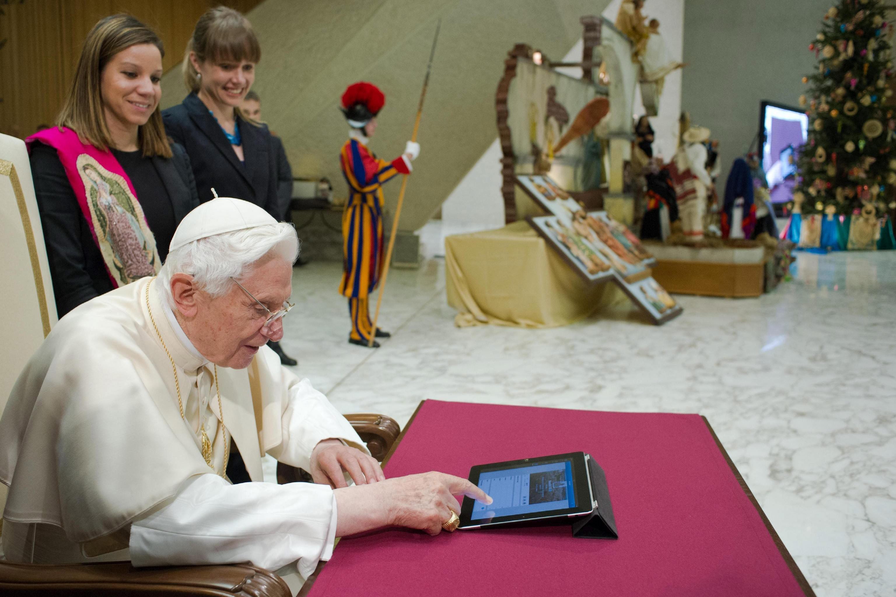 Benedicto XVI publica por primera vez en Twitter al finalizar la audiencia general de los miércoles en el Aula Pablo VI en Ciudad del Vaticano el miércoles 12 de diciembre de 2012. «Queridos amigos, me uno a vosotros con alegría por medio de Twitter. Gracias por vuestra generosa respuesta, os bendigo a todos de corazón», escribió.