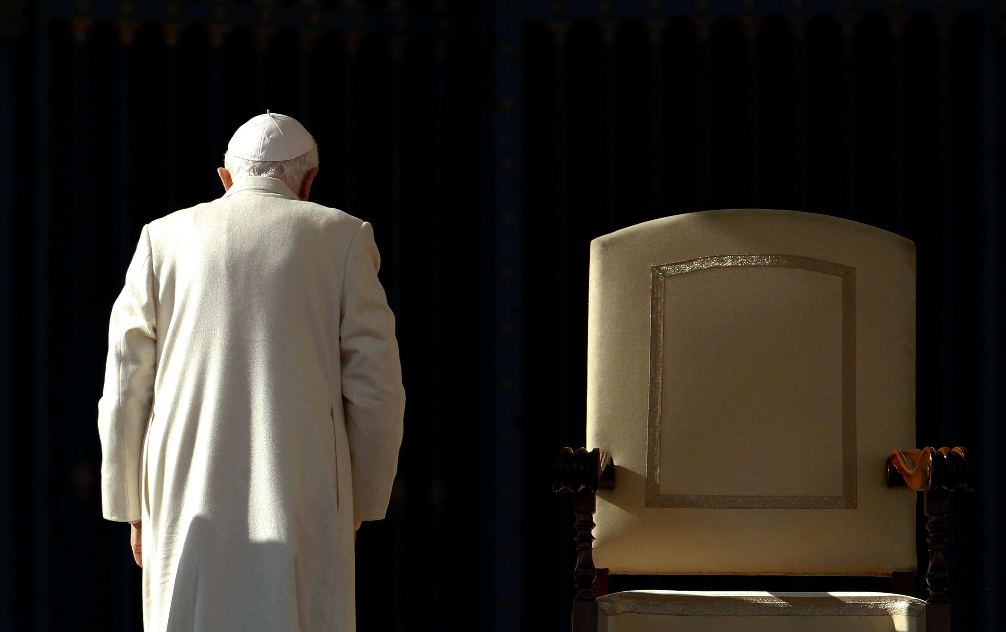 El Papa Benedicto XVI sale al final de su audiencia semanal en la Plaza de San Pedro en el Vaticano el 16 de noviembre de 2011.