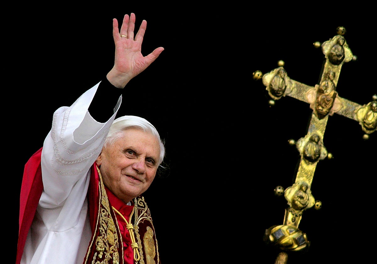 Benedicto XVI saluda desde el balcón de la Basílica de San Pedro tras ser elegido Papa en 2005.