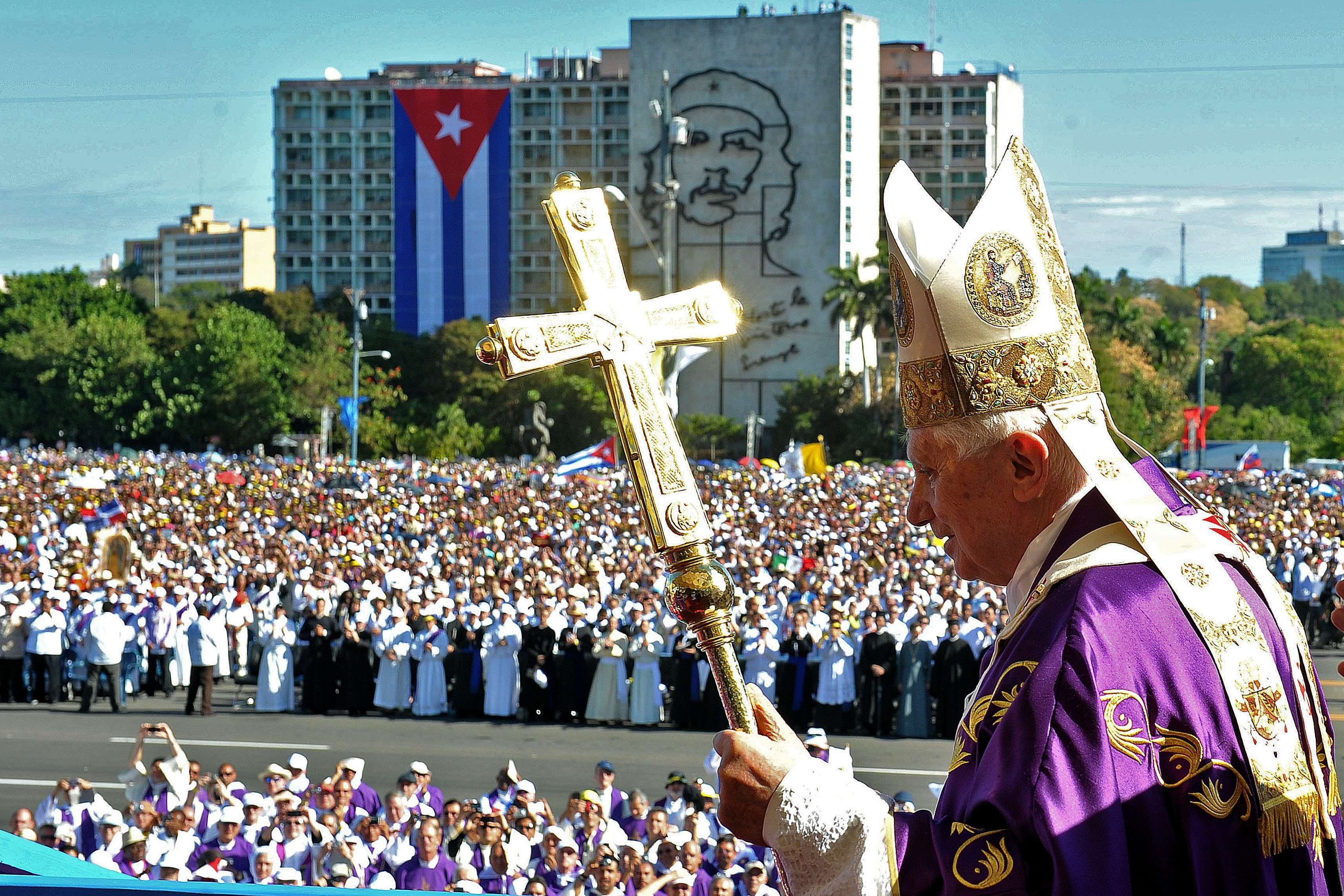 Benedicto XVI llegando para la santa misa en la Plaza de la Revolución en La Habana el 28 de abril de 2012.