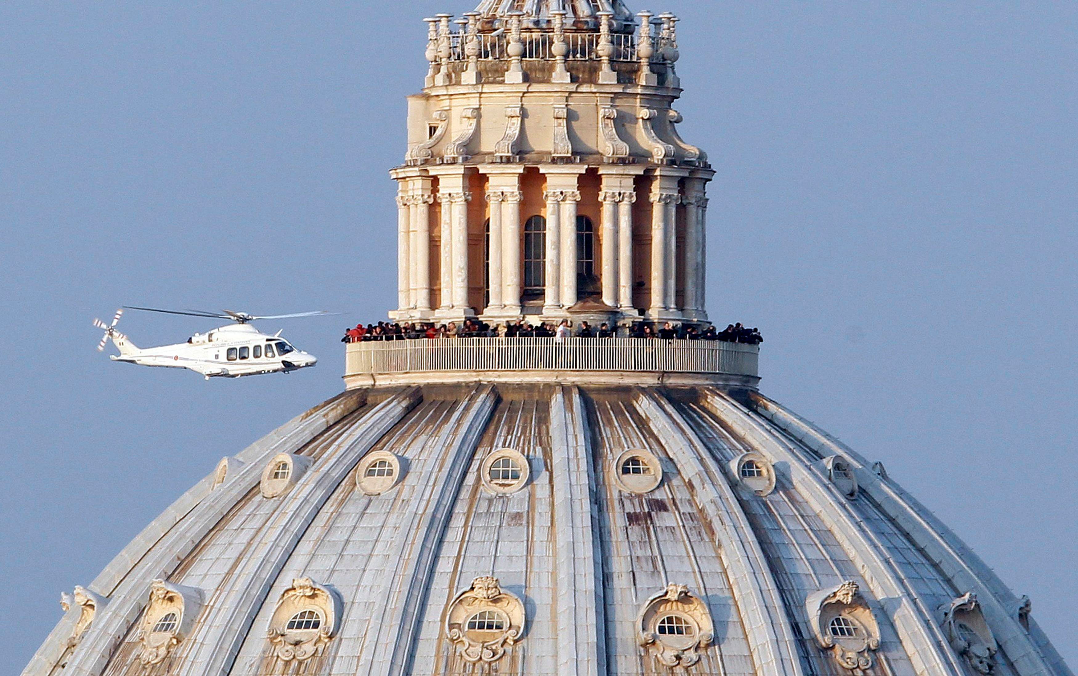 Un helicóptero que lleva al Papa Benedicto XVI despega desde el interior del Vaticano en su camino a la residencia de verano papal en Castelgandolfo, 28 de febrero de 2013.