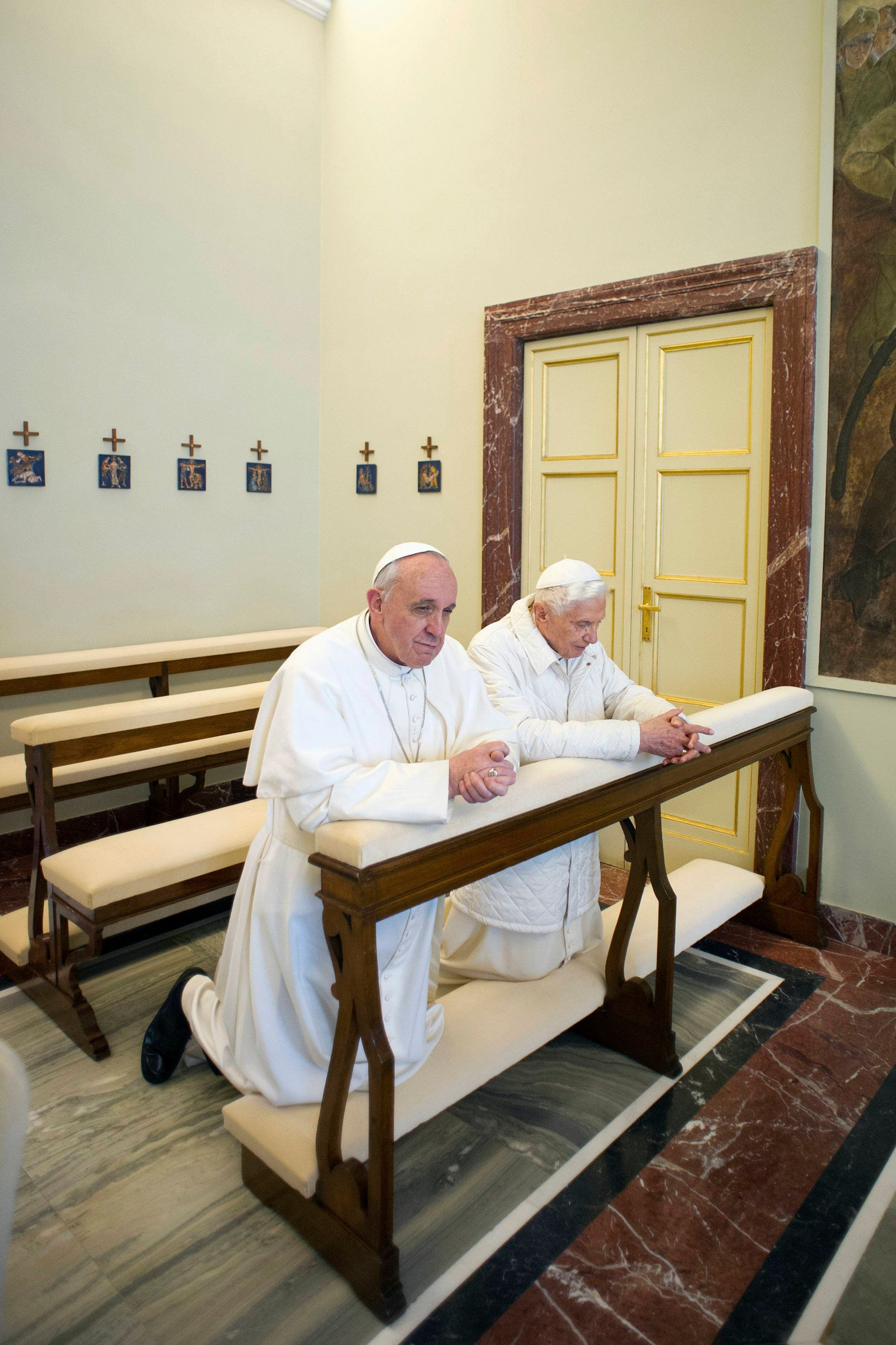 El Papa Francisco (L) reza con el Papa Emérito Benedicto XVI después de llegar a la residencia de verano de Castel Gandolfo, al sur de Roma el 23 de marzo de 2013.