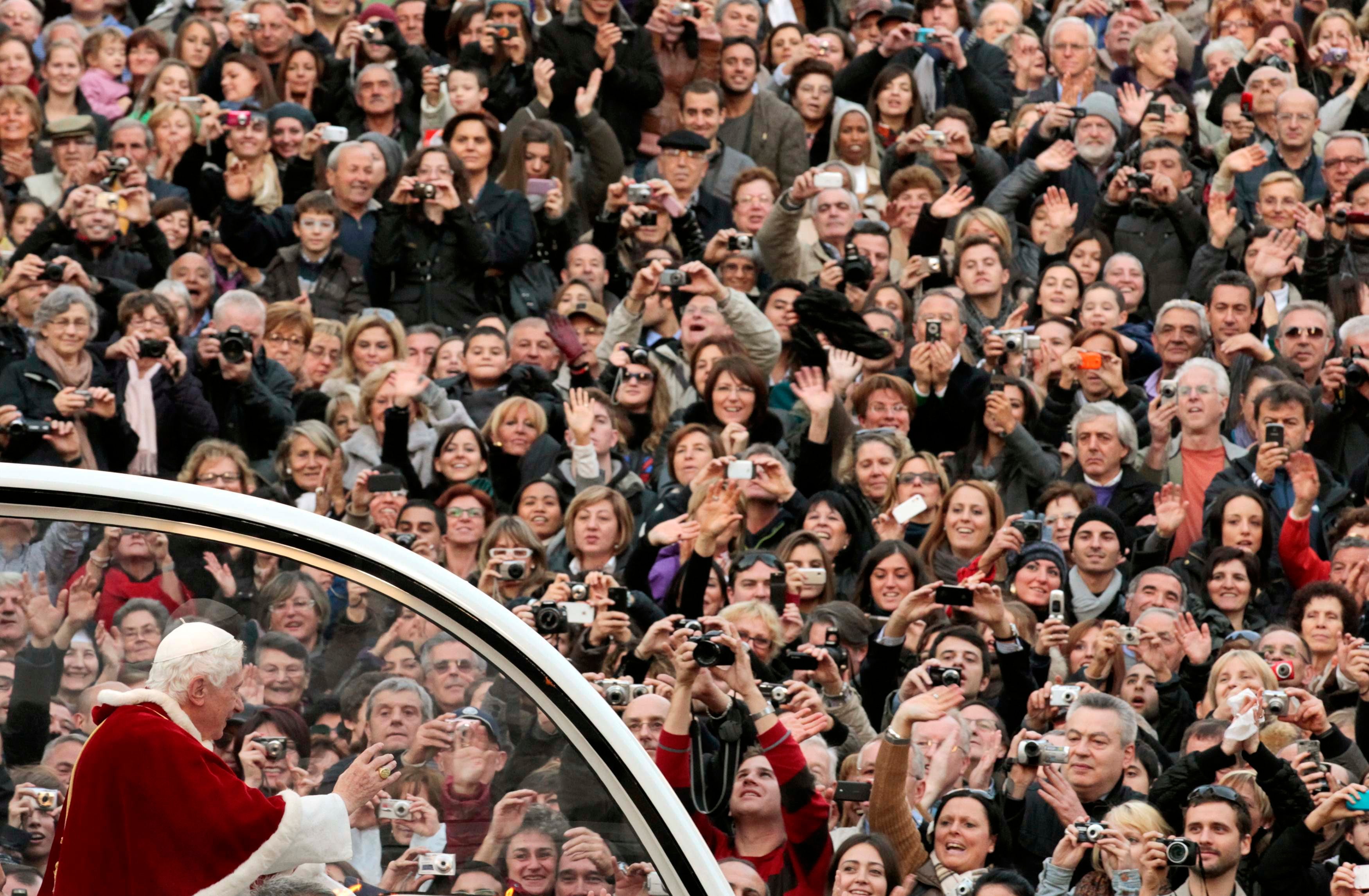El Papa Benedicto XVI saluda al llegar a la oración de celebración de la Inmaculada Concepción en la Piazza di Spagna (Plaza de España) en el centro de Roma en 2011.