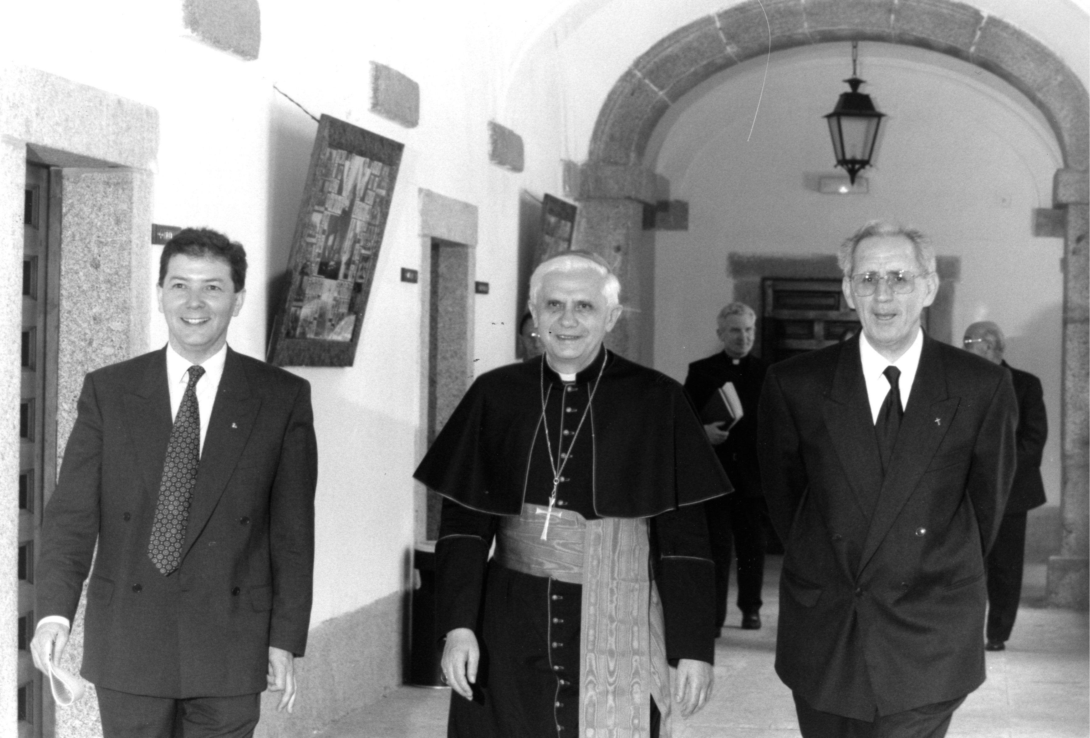 Benedicto XVI, entonces cardenal Ratzinger, con monseñor Martínez Camino y Olegario González de Cardedal en los Cursos de Verano de la Universidad Complutense en El Escorial.