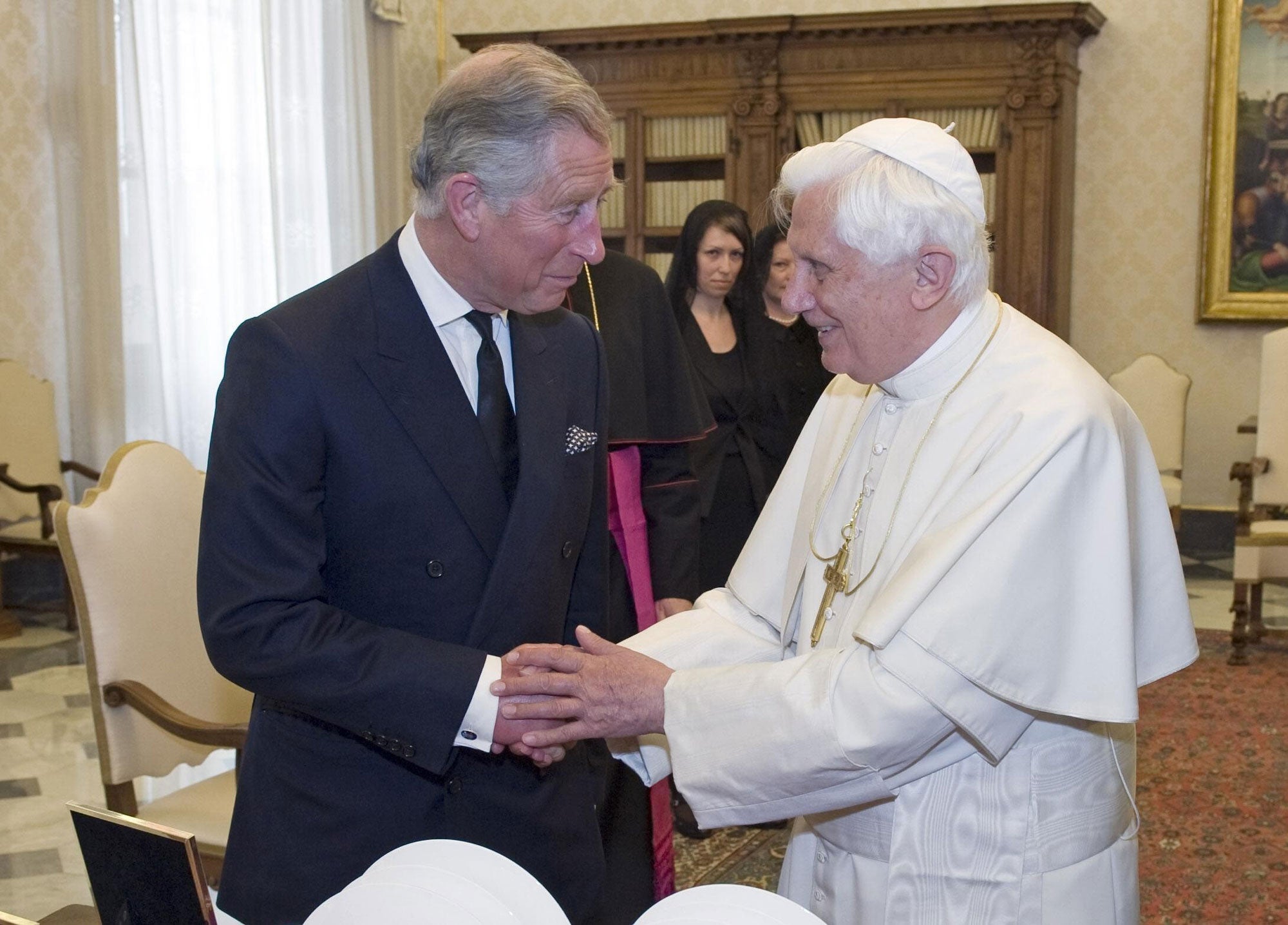 El entonces Principe de Gales Carlos en su visita al vaticano en 2009