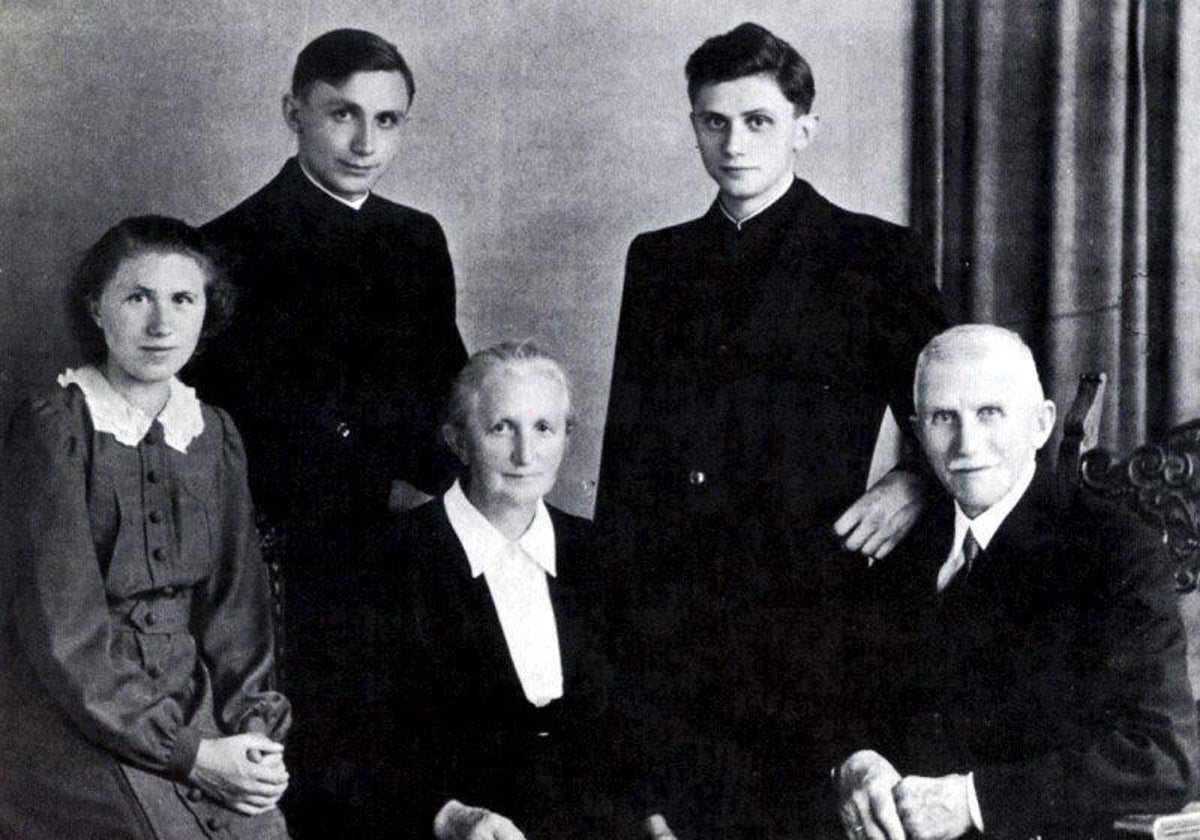 La familia de Joseph Ratzinger (de pie a la derecha) al completo, junto a su hermanos Georg y Maria y sus padres