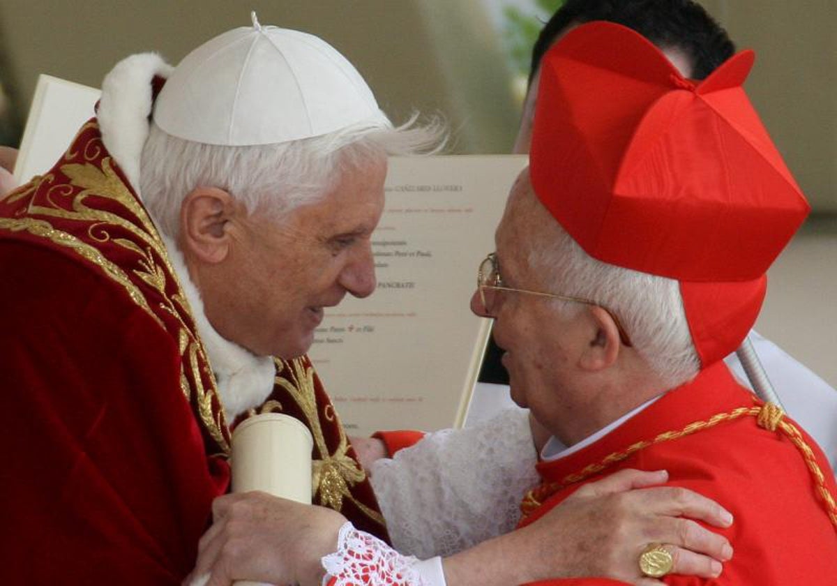 Antonio Cañizares saluda efusivamente a Benedicto XVI el día en que fue creado cardenal