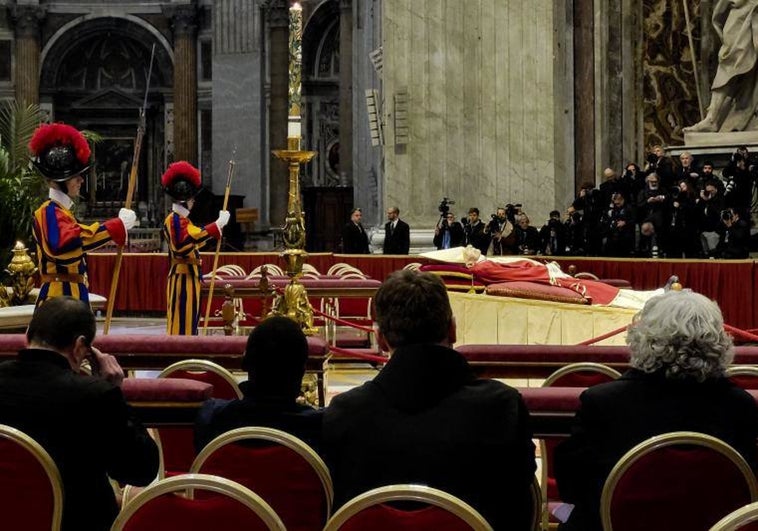 Miles de peregrinos entran en San Pedro para dar su último adiós a Benedicto XVI