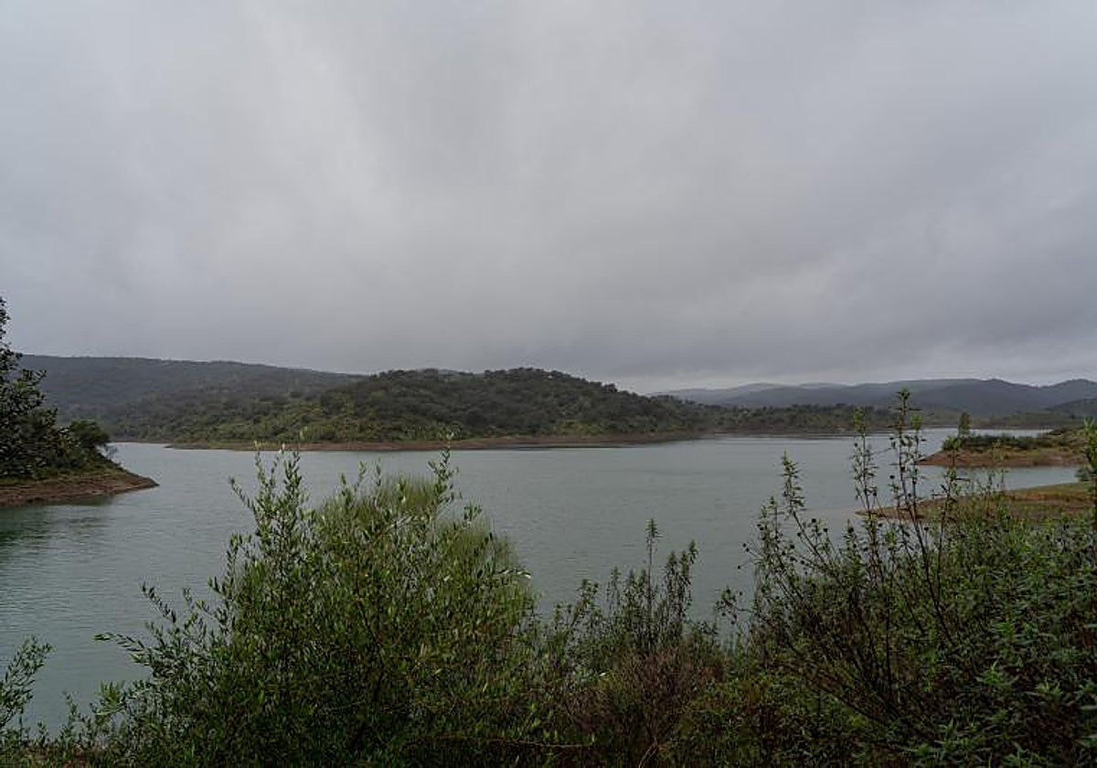 Vista del Pantano de la Minilla, embalse que suministra a Sevilla, en diciembre