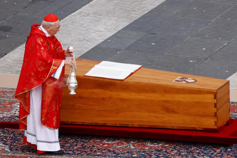 El cardenal Re incensa el féretro antes de que sea llevado a su lugar de sepultura