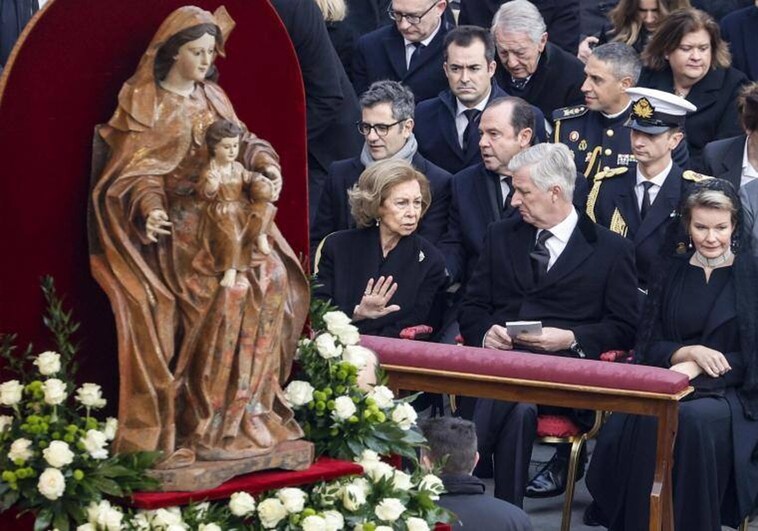 La Reina Sofía salva la escasa representación institucional española en el funeral de Benedicto XVI