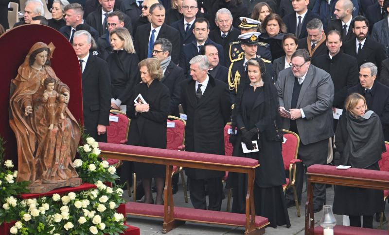 La Reina Sofía y los soberanos belgas, el Rey Felipe y la Reina Matilde situados en la primera fila entre las autoridades
