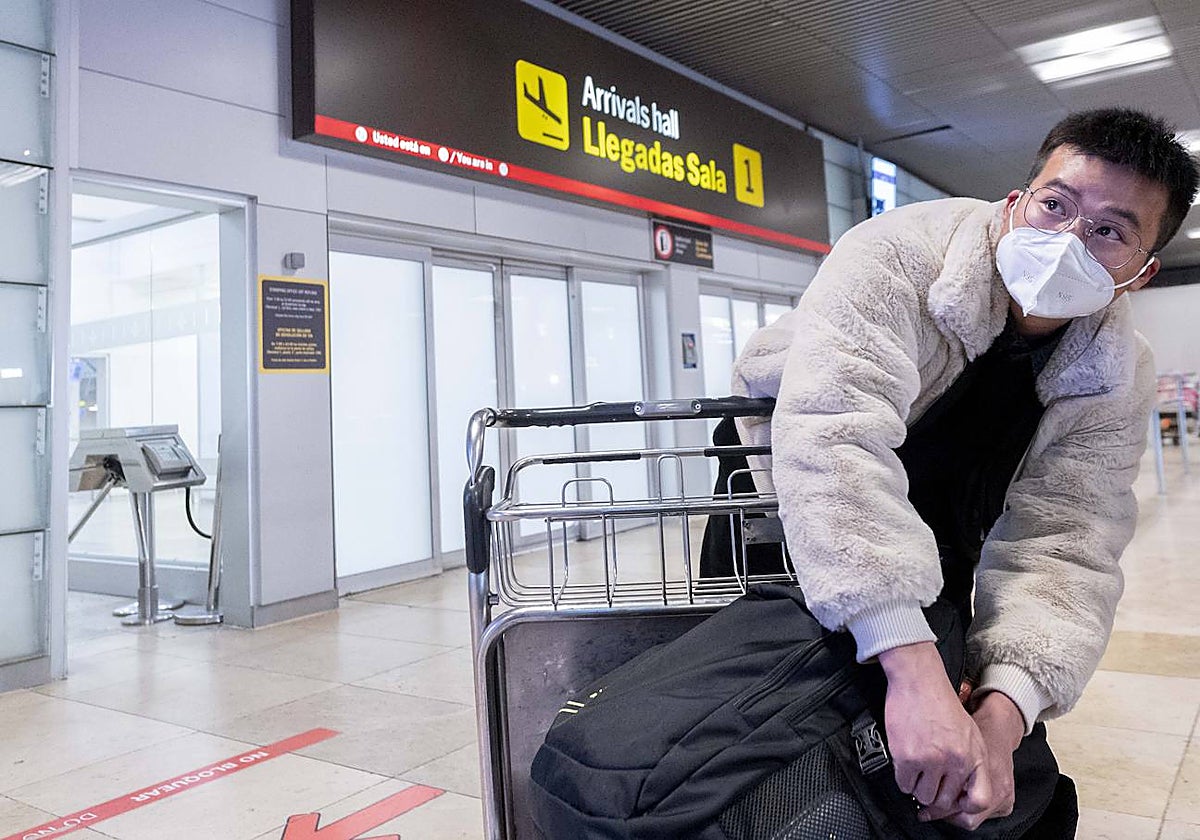 Un viajero procedente de China llega al aeropuerto de Madrid