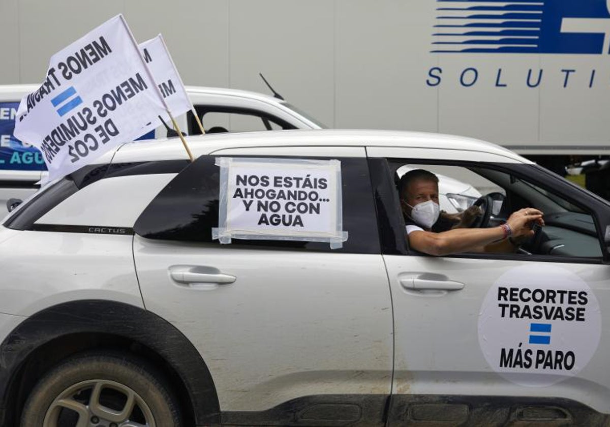 Manifestantes contra el recorte en el trasvase Tajo-Segura en 2021