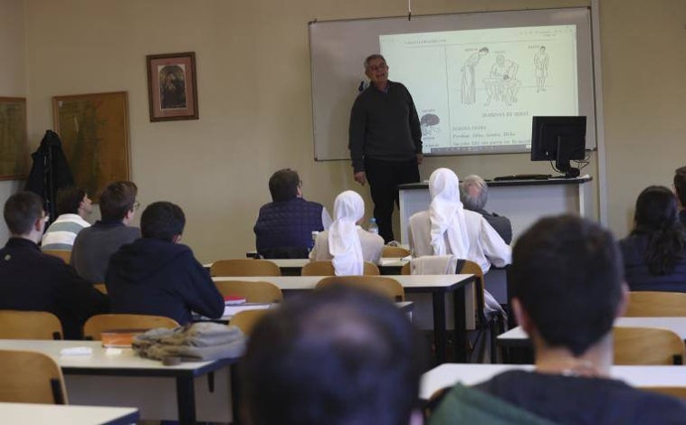 Imagen principal - La clase de latín, arriba, es una de la más numerosas. Su profesor Manuel José Crespo opina que «no son lenguas muertas, sino de cultura. Por debajo, el alumno de arameo, Cristian Briales, atiende a las explicaciones de su profesora, Cayetana Johnson, en un primer plano, debajo a la derecha.