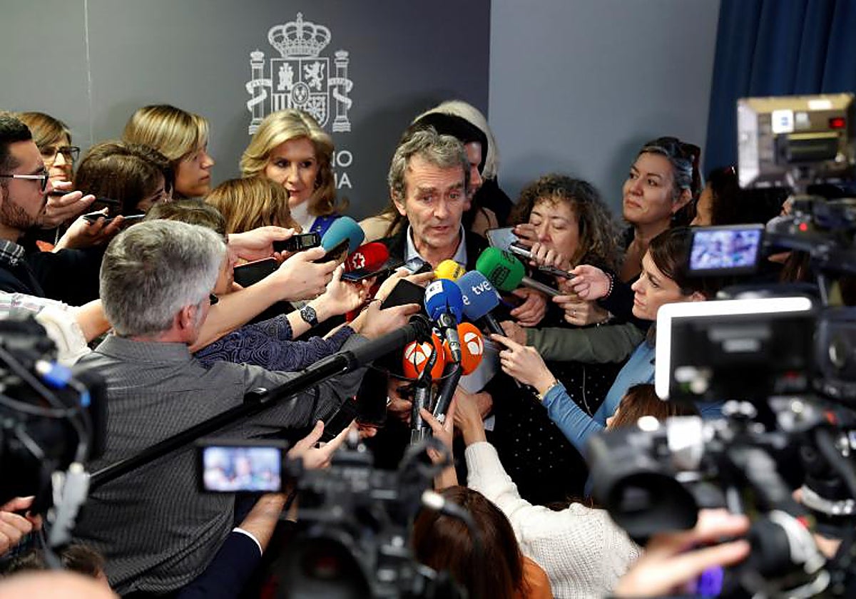 Fernando Simón, director del CCAES, acorralado por los medios el 24 de enero de 2020