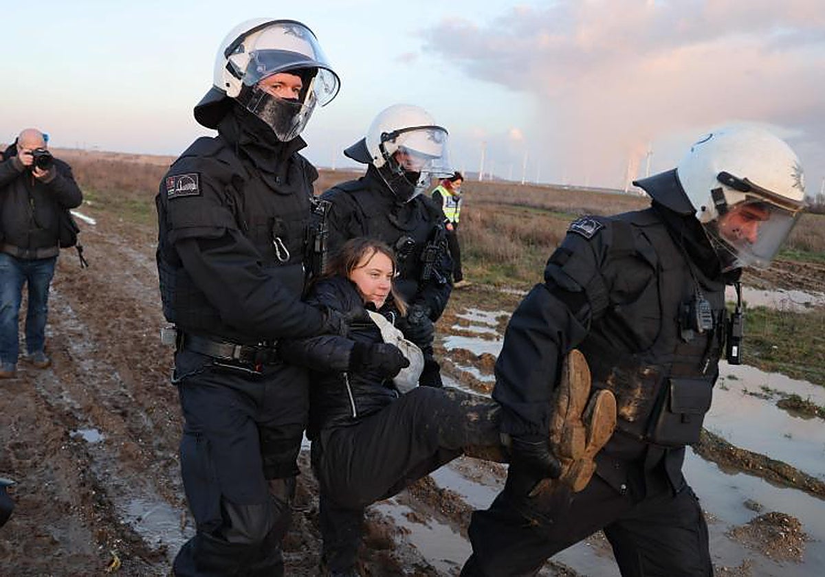 Agentes de policía detienen a la activista Greta Thunberg, el día de una protesta contra la expansión de la mina de lignito a cielo abierto en Garzweiler