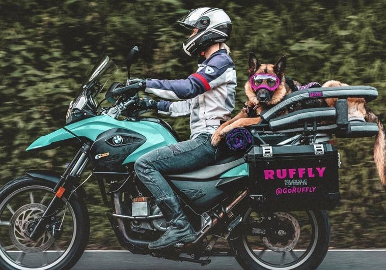 Una mujer da la vuelta al mundo en moto para enseñárselo a su perra