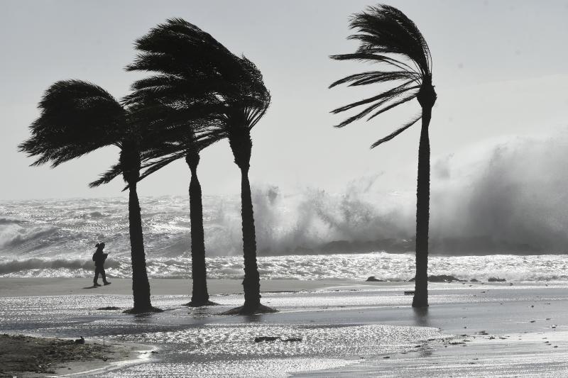 El viento ha enturbiado el oleaje en la playa de el Zapillo, Almería