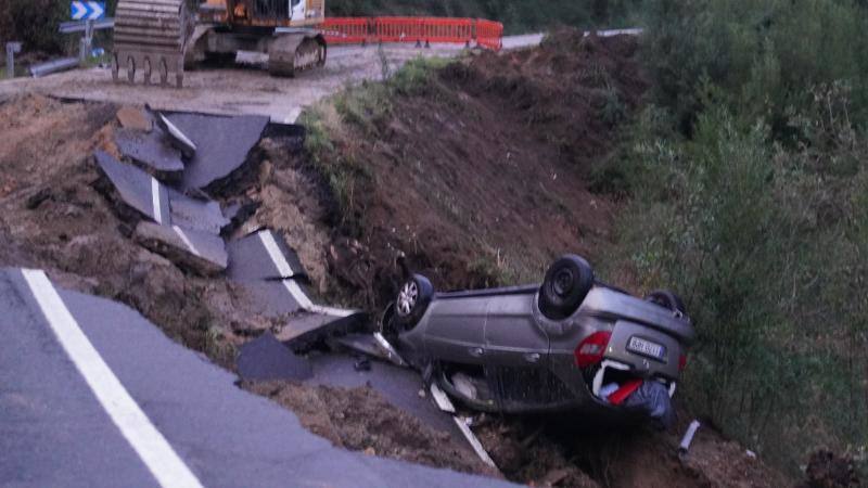 El temporal también provocó el colapso de una carretera en la provincia de Pontevedra