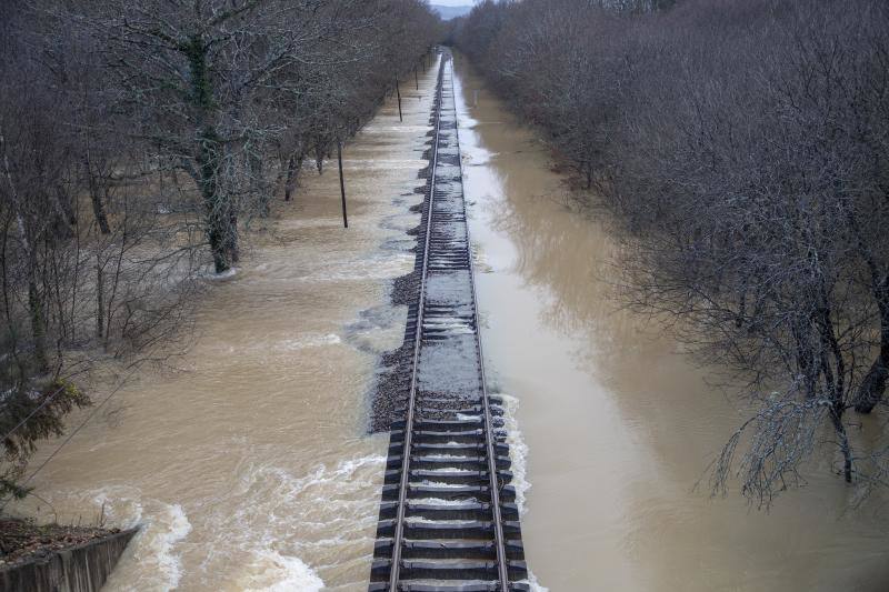 Una vía del tren anegada en la provincia de Lugo por la crecida del río Begonte