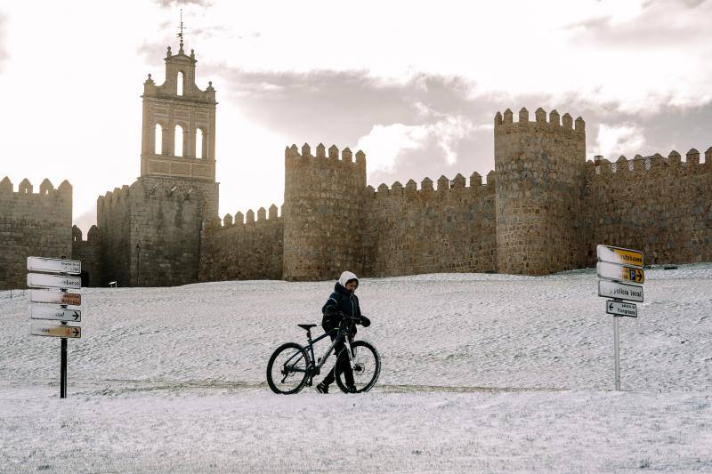 Las proximidades de la  muralla de Ávila amanecieron con nieve