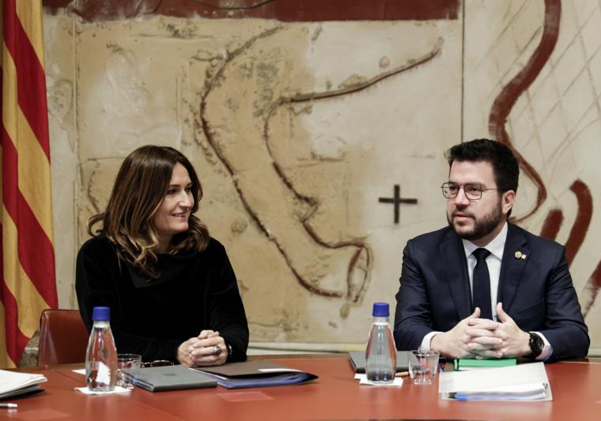 El presidente de la Generalitat, Pere Aragonès, junto a la consellera de Presidencia, Laura Vilagrà, durante la reunión semanal del Govern