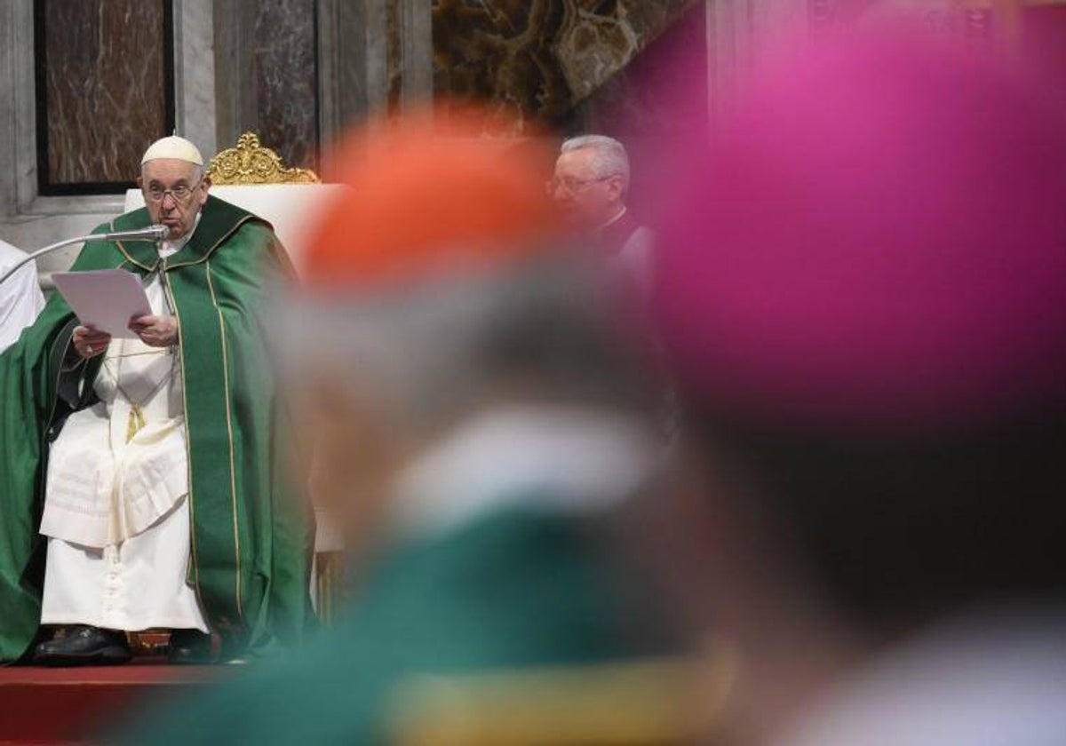 El Papa Francisco preside la eucarísta el pasado domingo en la basílica de San Pedro en el Vaticano