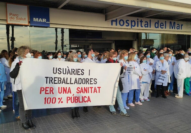 Piquetes y urgencias saturadas en las primeras horas de la huelga de médicos y docentes en Cataluña