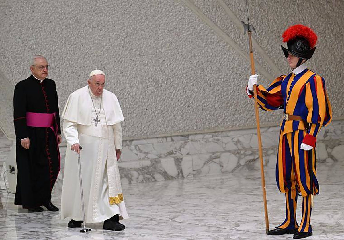 El Papa entra en el aula Pablo VI para la audiencia de este miércoles