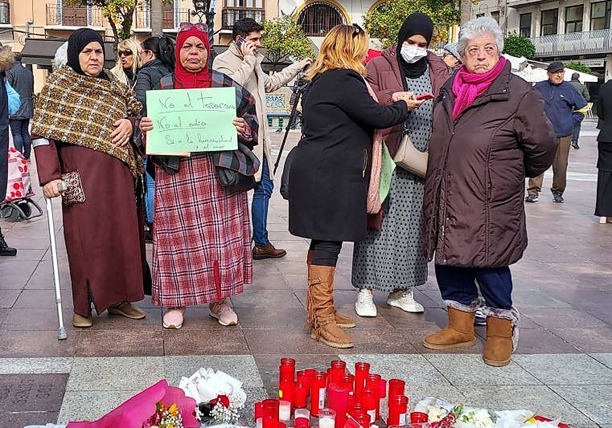 Una mujer conun cartel en defensa del Islam en el lugar en que fue asesinado el sacristán Diego Valencia