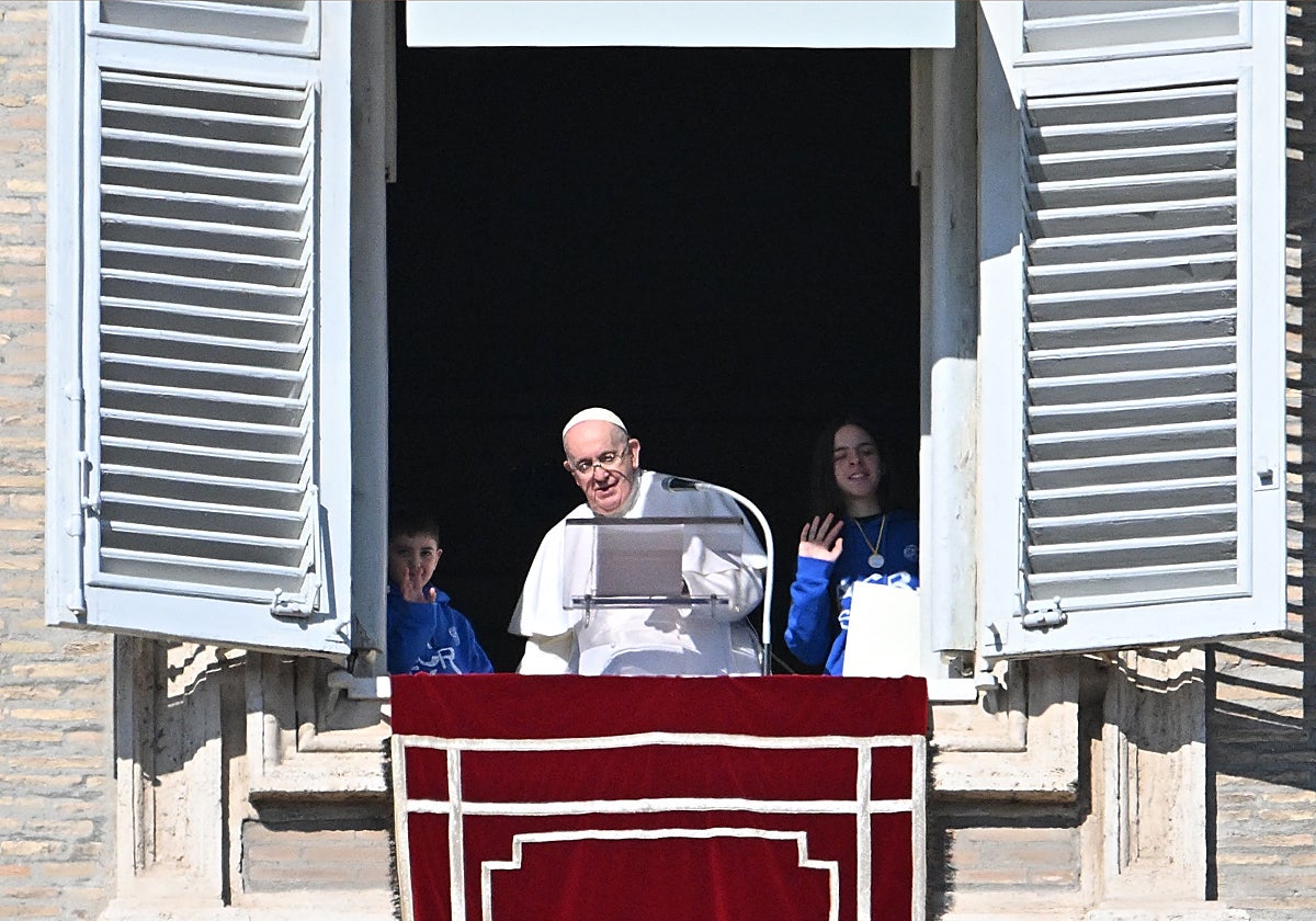 El Papa, en la plaza de San Pedro durante el ángelus de este domingo