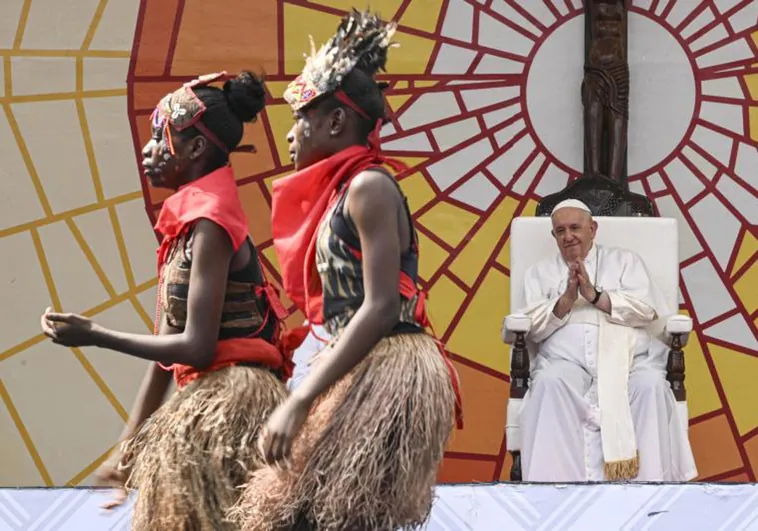 El Papa alerta a los jóvenes de la tentación de la corrupción, del tribalismo y de la brujería