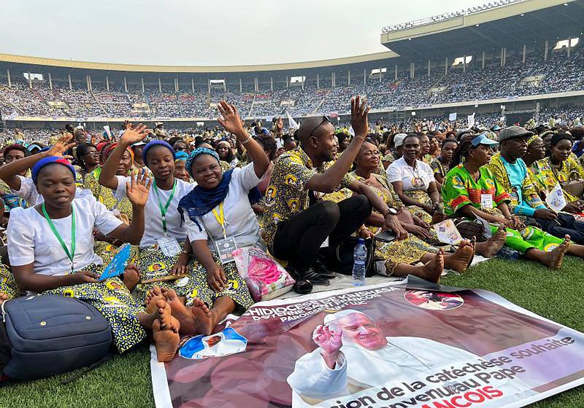 Los fieles han llenado el estadio de los Mártires, en Kinsasa