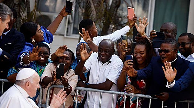 El Papa saluda a los fieles en su despedida del Congo, antes de salir al aeropuerto