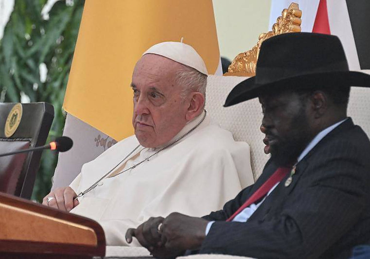 El Papa Francisco junto al presidente de Sudán del Sur, Salva Kiir Mayardit, en la recepción tras su llegada