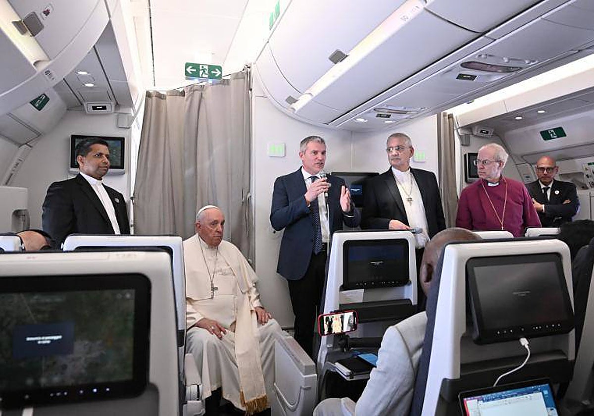 El Papa, junto a los responsables de las iglesias anglicana y escocesa, durante la rueda de prensa