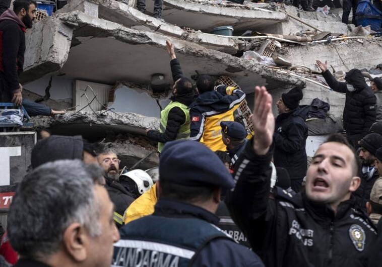Españoles en la zona del terremoto de Turquía: «Nunca había sentido algo así en mis cuarenta años de vida»