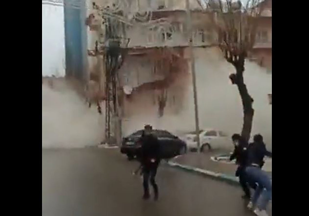 Ciudadanos huyen del colapso de un edificio dañado por el terremoto