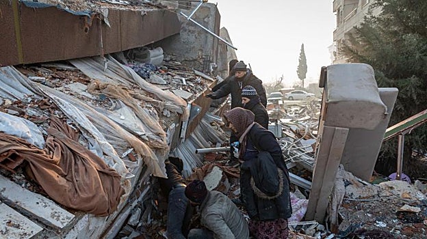 Personas buscan supervivientes entre los escombros en Antakya