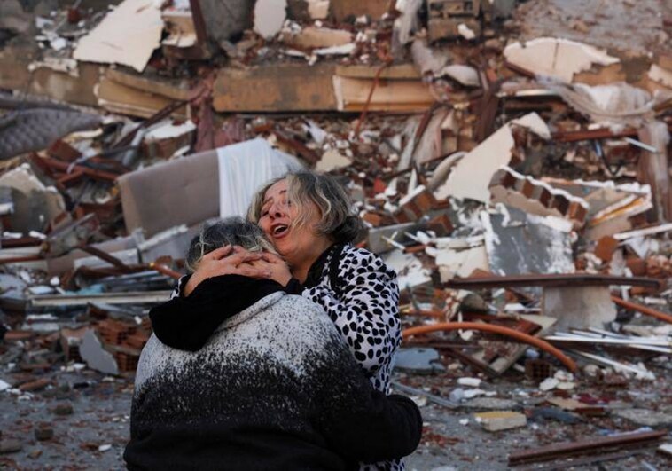 Devastación y dolor el día después del terremoto en Turquía y Siria