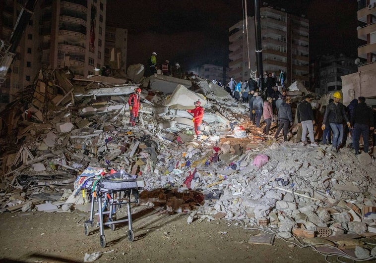 Ömer, a los pies de los restos del edificio donde vivía su hija: «Sé que es un milagro sobrevivir, pero no pierdo la esperanza»