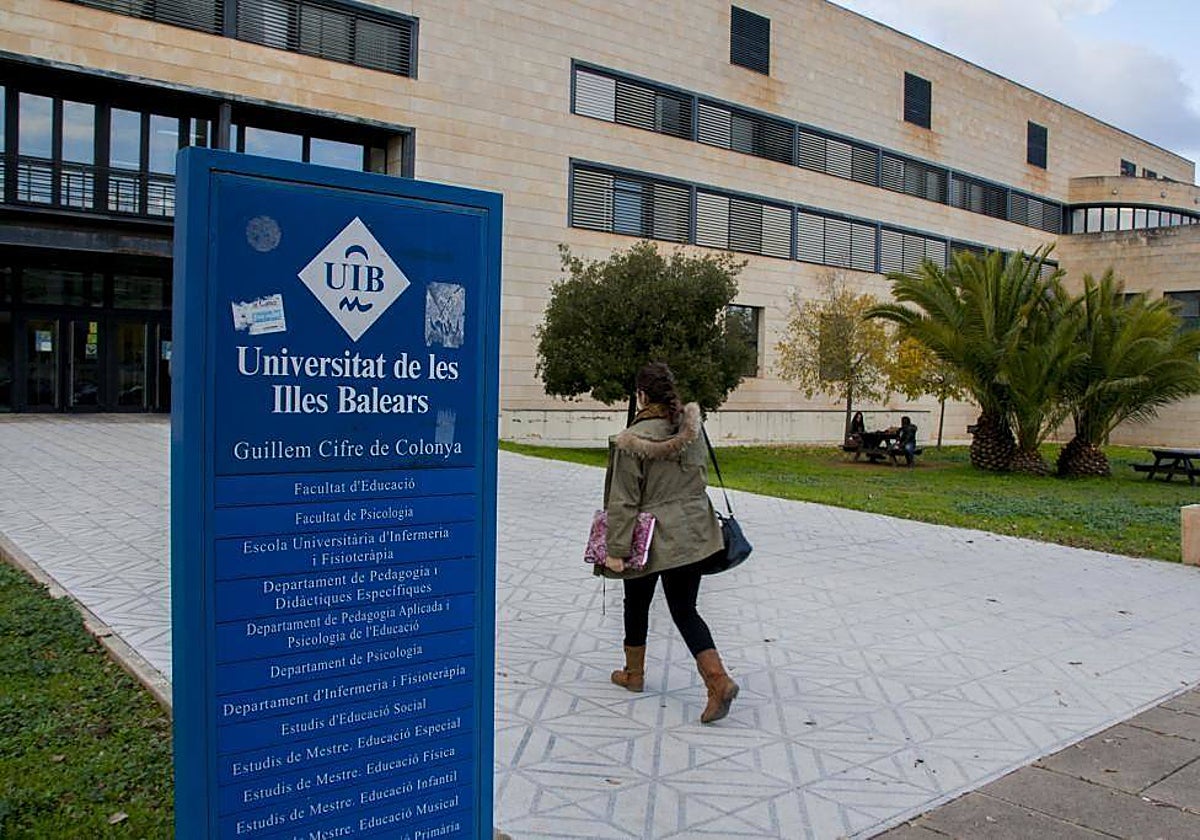 Una estudiante entra en la Universidad de Baleares