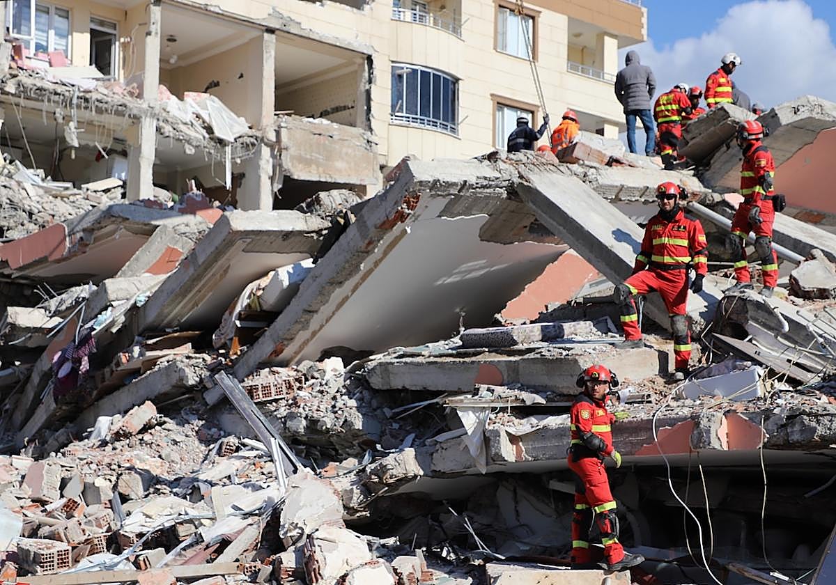 Efectivos de la UME buscan entre los escombros en Turquía
