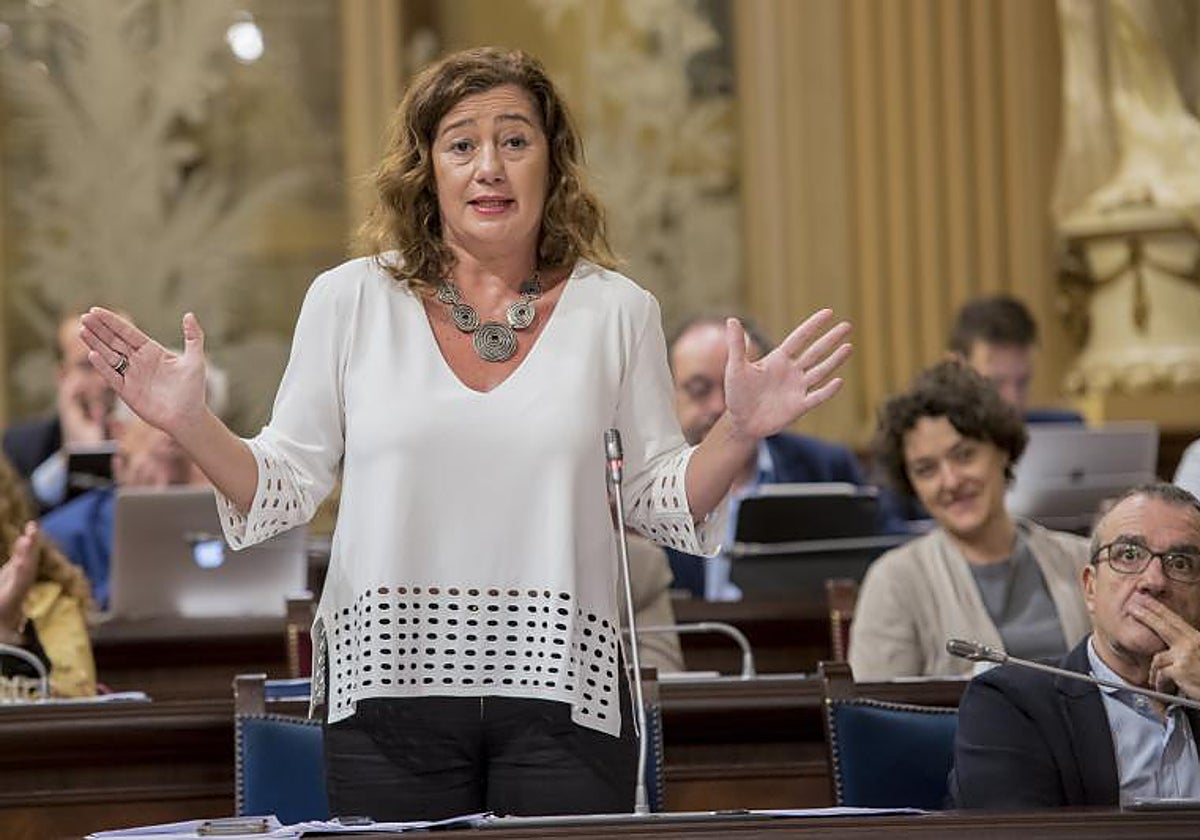 La presidenta de Baleares, la socialista Francina Armengol, en un pleno del Parlamento autonómico
