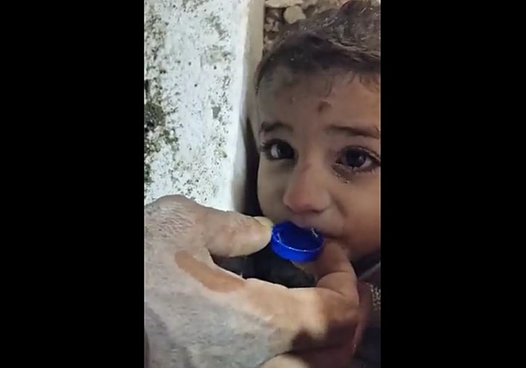 Agua en un tapón de botella para mantener con vida a Muhammed, el niño rescatado tras 45 horas bajo los escombros