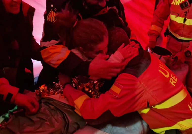 El abrazo de Elif al teniente Mora tras cinco días bajo los escombros